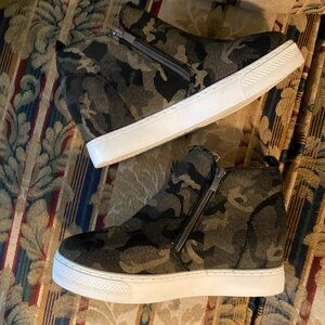 Bamboo Rise-09 Camo Zip Booties worn 1x size 8 woman worn 1x